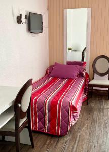 A bed or beds in a room at Le Catinat Fleuri