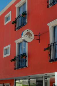 un edificio rojo con un cartel en el costado en Hotel Santa Cruz, en Chihuahua