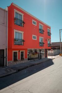 un edificio rojo al lado de una calle en Hotel Santa Cruz, en Chihuahua