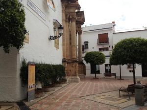 un edificio con una columna y un edificio con árboles en Alamo 6, en Marbella