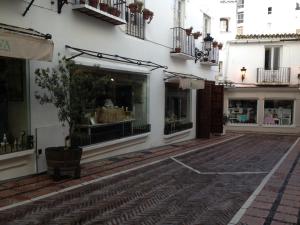una calle vacía con un escaparate en un edificio en Alamo 6, en Marbella