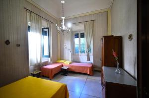 ガリポリにあるVilla Erricoのベッドルーム1室(ベッド2台、窓付)