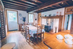 a dining room with a table and chairs at Fermette les Ormes, 8 personnes, Merlimont village in Merlimont