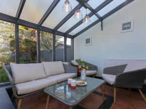 een woonkamer met een bank en een tafel bij Trengoff in St Ives