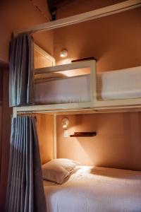 Ein Etagenbett oder Etagenbetten in einem Zimmer der Unterkunft Ojala
