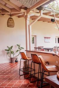 een bar in een restaurant met stoelen en een tafel bij Ojala in Antigua Guatemala