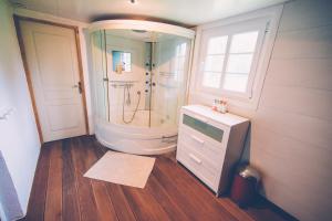 a bathroom with a shower and a sink at Fermette les Ormes, 8 personnes, Merlimont village in Merlimont