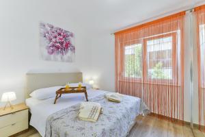 Ένα ή περισσότερα κρεβάτια σε δωμάτιο στο Cascada villas with private jacuzzi and private parking
