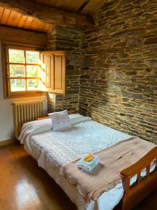 A bed or beds in a room at Casa Ferreiro - Campo da Cruz - Lugo