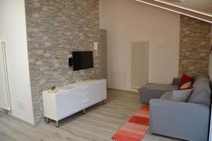Una televisión o centro de entretenimiento en Appartamento Primula - Maso al Noce