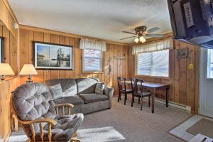 uma sala de estar com um sofá, cadeiras e uma mesa em Lake Gogebic Retreat Hike, Fish and Snowmobile! em Marenisco