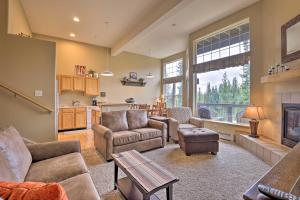 Χώρος καθιστικού στο Silverthorne Gem with Community Perks 11 Mi to Ski!