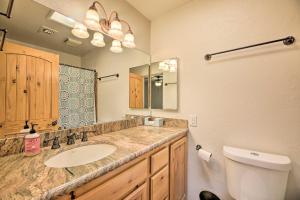 Ванна кімната в Lush Pinetop Retreat with Large Deck and Wooded Yard!