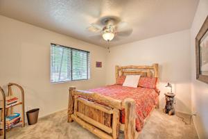 Ліжко або ліжка в номері Lush Pinetop Retreat with Large Deck and Wooded Yard!
