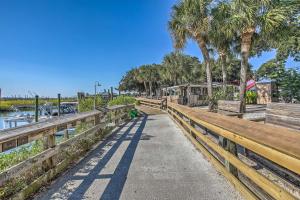 Murrells Inlet Cottage about 2 Mi to Marsh Walk!