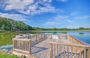 Galeriebild der Unterkunft Lakefront A-Frame Cabin with Community Perks in Columbia