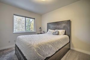 Ein Bett oder Betten in einem Zimmer der Unterkunft Quaint Anchorage Townhome - 6 Miles to Downtown!