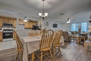 een keuken en eetkamer met een tafel en stoelen bij Charming Gulfport Escape Half-Mile to Beach! in Gulfport