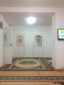 TV a/nebo společenská místnost v ubytování Sunpath Mongolia Tour & Hostel