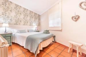 Arcos de las Salinas的住宿－Casa Rural Verde Salvia，卧室配有1张床、1张桌子和1把椅子
