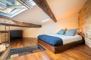 Schlafzimmer mit einem Bett und einem Glasfenster in der Unterkunft L'Olivier Loft HH Centre Corum - Netflix & Prime Video 4k in Montpellier