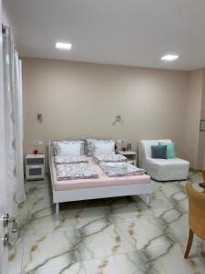 - une chambre avec un lit et un canapé dans l'établissement Soba Lilly, à Palić