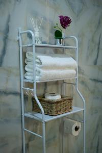 - Baño con toallero eléctrico y toallas en Kay's Comfort Place, en Lekki