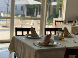 een tafel met borden en servetten bovenop bij Relax Hotel Kenitra in Kenitra