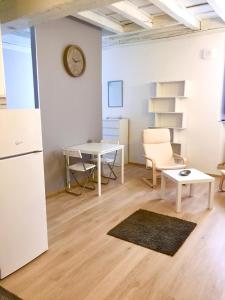sala de estar con mesa y reloj en la pared en RESIDENZA SERENA SUITE-Centro Storico, en Mantua 6 fotos más