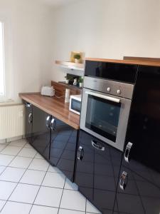 Il comprend une cuisine équipée d'une cuisinière et d'un comptoir en bois. dans l'établissement Apartment 31K, à Castrop-Rauxel
