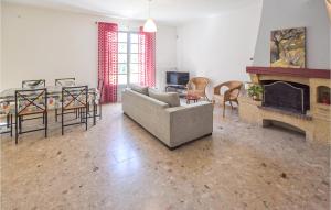 - un salon avec un canapé et une cheminée dans l'établissement Amazing Apartment In Avignon With Wifi, à Avignon