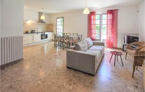 Il comprend un salon avec un canapé et une table. dans l'établissement Amazing Apartment In Avignon With Wifi, à Avignon
