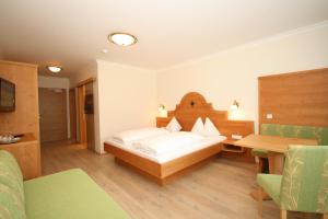 Postel nebo postele na pokoji v ubytování Alpenhotel Neuwirt