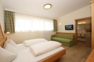 TV a/nebo společenská místnost v ubytování Alpenhotel Neuwirt