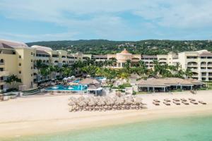 una vista aerea di un resort sulla spiaggia di Iberostar Grand Rose Hall a Montego Bay