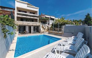 basen z leżakami obok budynku w obiekcie Beautiful Home In Pula With Sauna w Puli
