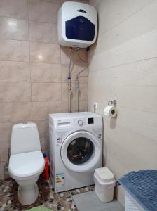 bagno con lavatrice e servizi igienici di Cuba a Bolʼshaya Balabanka
