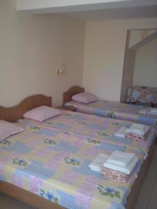 Guest House Preslav tesisinde bir odada yatak veya yataklar