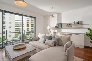 una sala de estar con un sofá y una mesa en Piornais Residence I by An Island Apart, en Funchal