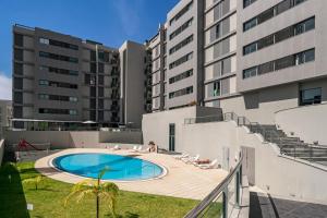 una piscina al costado de un edificio en Piornais Residence I by An Island Apart, en Funchal