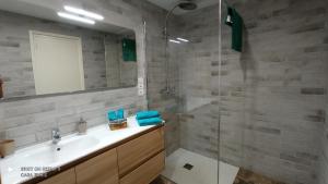 Łazienka w obiekcie Riumar Nature 38 , piscina , aire acondicionado , barbacoa y pàrquing Privado