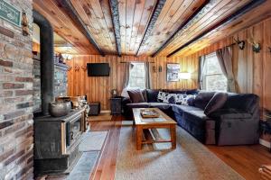 TV a/nebo společenská místnost v ubytování Alpen Suite in Ossippee
