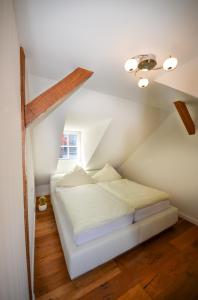 a white bed in a room with a ceiling at Stadtjuwel Schwerin Luxus Ferienhaus in der Altstadt in Schwerin