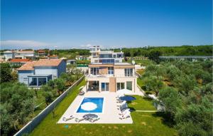 an aerial view of a house with a swimming pool at Stunning Home In Vodnjan With Kitchen in Vodnjan
