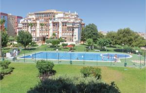 duży basen w parku z dużym budynkiem w obiekcie Gorgeous Apartment In Torrevieja w mieście Torrevieja