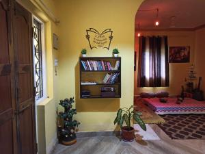 Zimmer mit Bücherregal und Büchern in der Unterkunft 4BHK Private Farm House for Budget Group stay in Mandrem