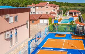 - une vue sur un terrain de basket-ball situé dans un bâtiment dans l'établissement 7 Bedroom Cozy Home In Valtura, à Valtura