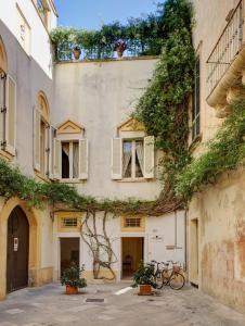 a building with a bike parked in front of it at Corte dei Romiti Apartment in Lecce