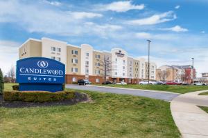 un panneau devant un bâtiment dans l'établissement Candlewood Suites - Plano North, an IHG Hotel, à Plano