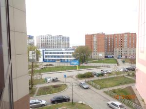 トムスクにある2 Комнатная - Иркутский тракт 42の駐車場の窓からの眺め